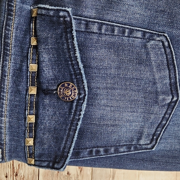 Rock & Republic, 0336, Medium blue wash denim, frayed pockets, Sz 12. - Picture 11 of 14